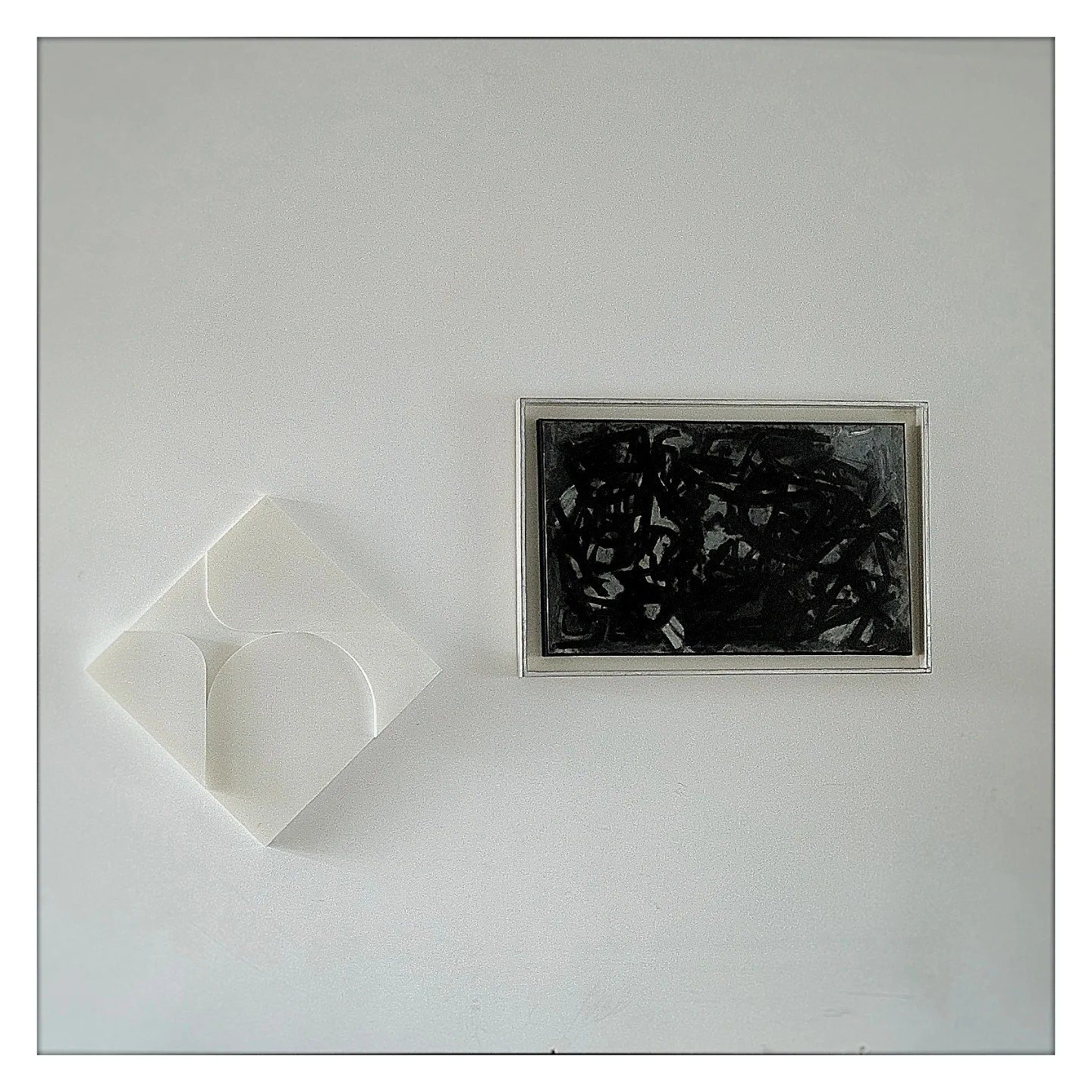 Large relief next to a painting by Andre Volten (1925-2002, signed 1952), 2025 · 3D-Drucke · Eric Lugtigheid (2/2)